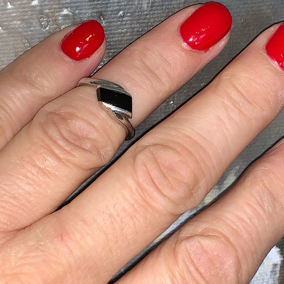 Onyx and Sterling Ring. - Picture 1 of 5